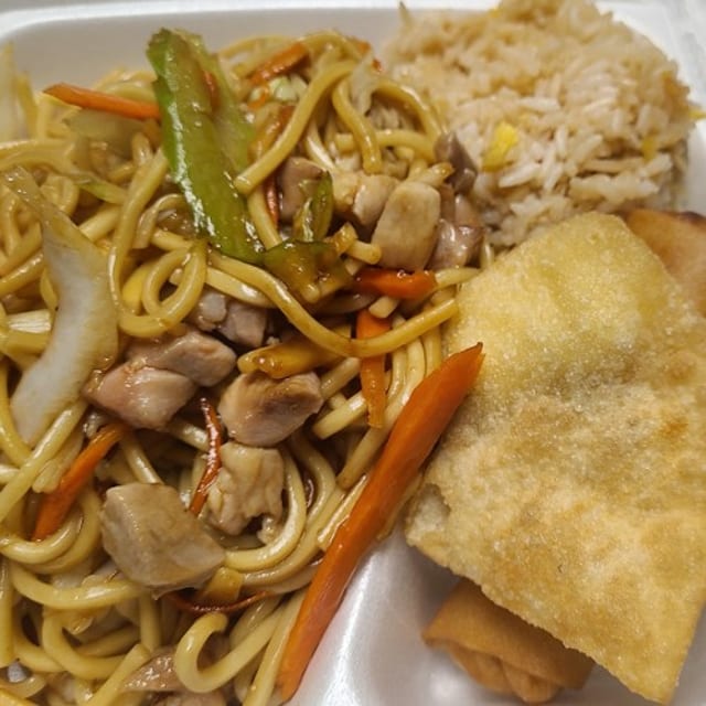 Chicken  Lo Mein special ( includes eggroll,crab rangoon and rice).