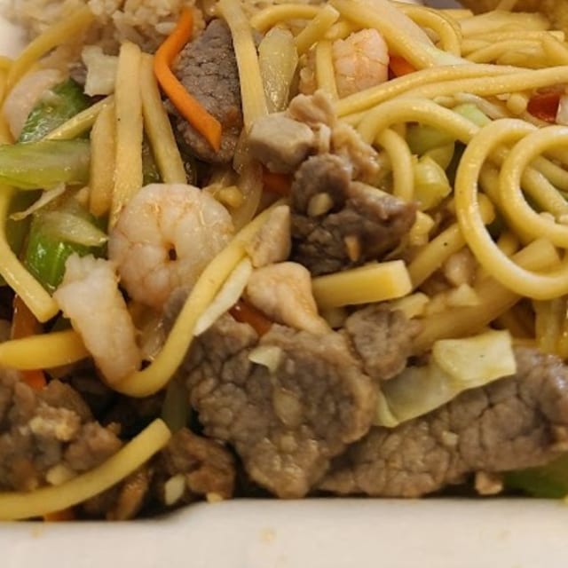 Young Chow Combo Lomein (Soft Noodles).
