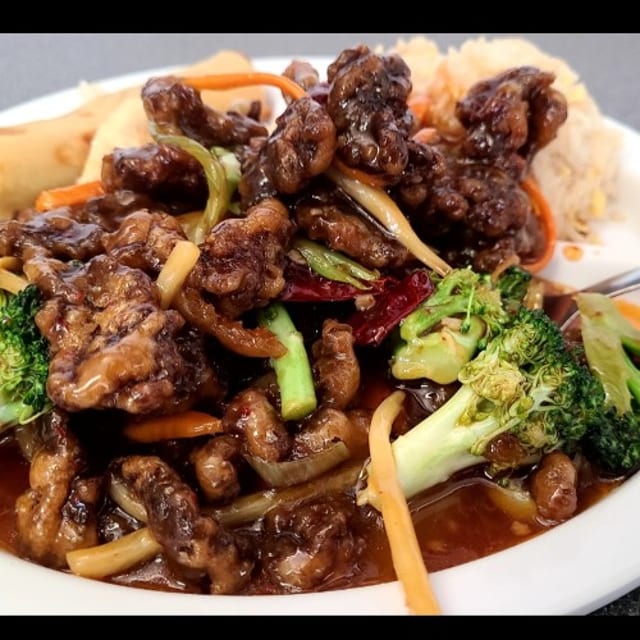 Hot Braised Beef special (include eggroll,crab rangoon and rice).