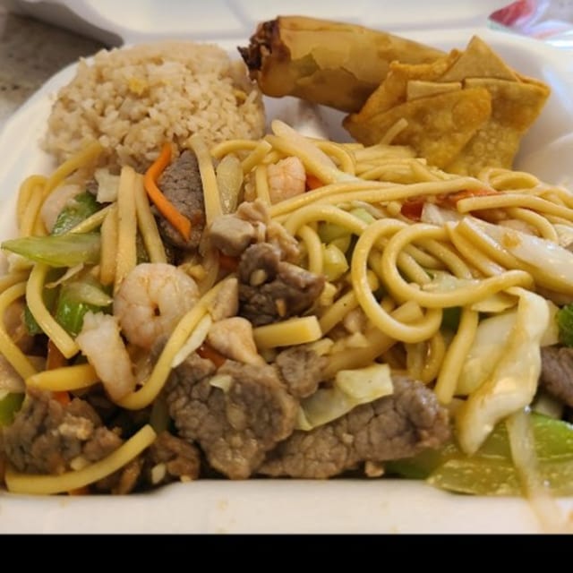 Combination Lo Mein special ( includes eggroll,crab rangoon and rice).