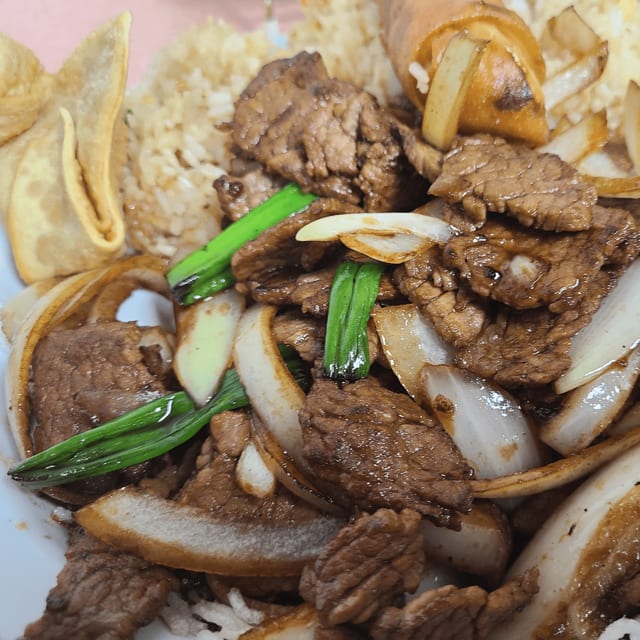 Mongolian Beef special ( includes eggroll,crab rangoon and rice).